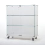 VITRINA CU 2 RAFTURI, INCUIETOARE SI ROTI 80X40X90 CM STICLA SECURIZATA 5 MM