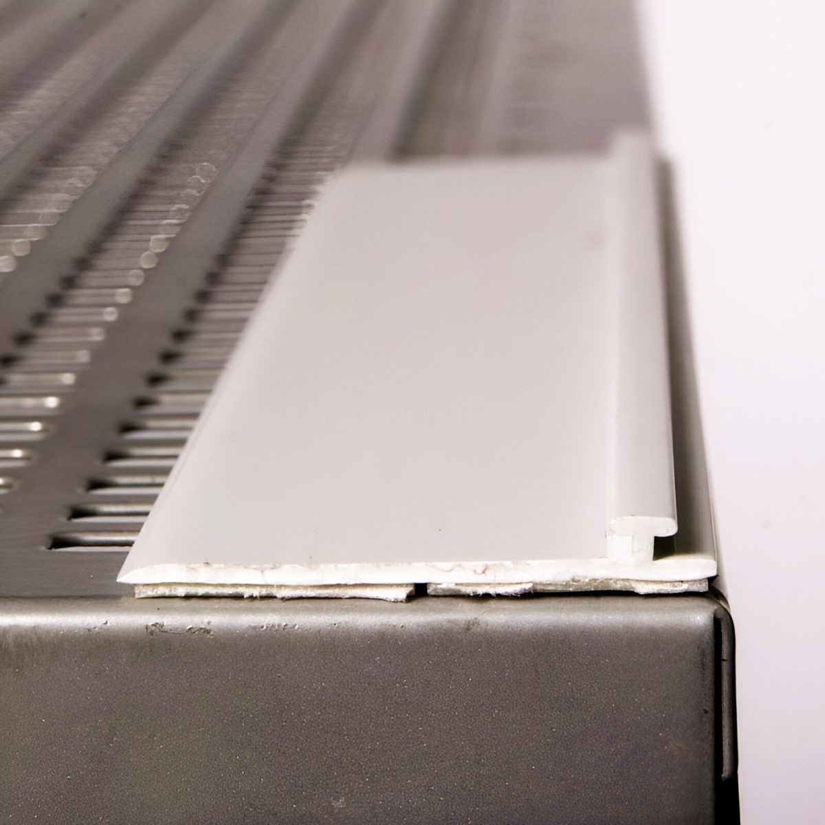 PROFIL ADEZIV 125 CM ALB CU SINA PT. SEPARATOR DE RAFTURI - imagine 1