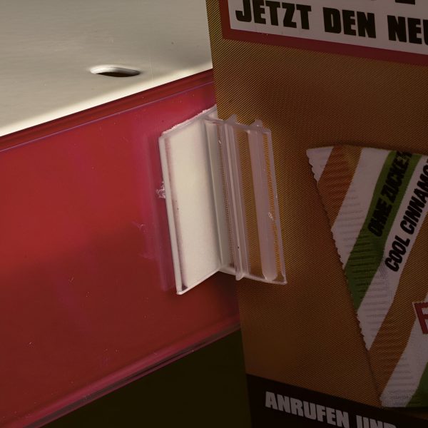 SUPORT DIN PLASTIC CU AUTOCOLANT PENTRU MESAJE / SEMNALIZARE LA RAFT